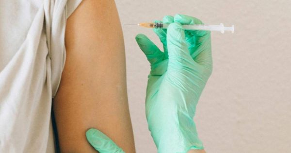 Brasil suspende por precaución su vacuna contra el dengue tras dos muertes