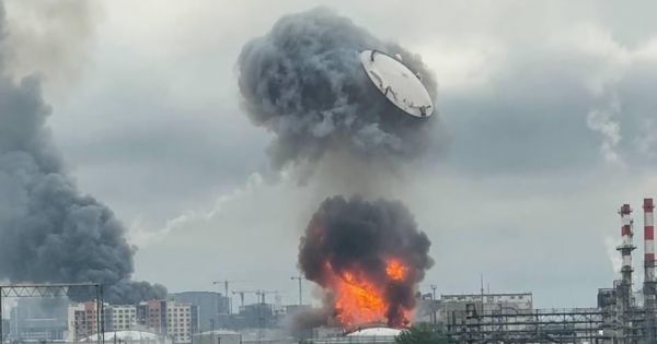 Ucrania lanza su mayor ataque con drones contra Moscú y golpea una refinería de petróleo