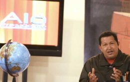 El gobernante Hugo Chávez, durante la emisión de su programa “Aló Presidente”, donde también atacó a la derecha brasileña, que podría ganar este año las elecciones.