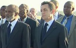 El presidente francés, Nicolas Sarkozy, acompañado por el presidente haitiano, René Préval, a su llegada al aeropuerto de Puerto Príncipe.