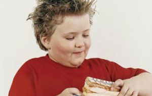 Entre 1999 y 2010 el consumo diario de calorías bajó un 7% para niños y 4% para niñas