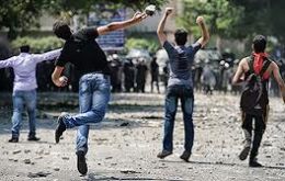 Manifestantes armados con palos y piedras se enfrentaron a la policía.