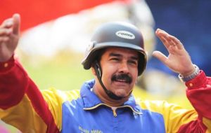 El lunes el presidente Maduro de casco recibió a los grupos motorizados o 'colectivos' que son acusados de disparar contra manifestantes  