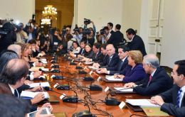 Bachelet inició su segundo mandato con una reunión de gabinete a partir de las 07:25