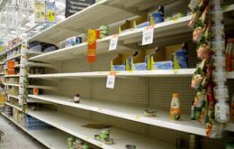 Pero más grave, hay escasez de 18 productos básicos: leche, pollo, carne, azúcar, harina, café y pan entre otros