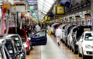 La contracción en la producción de automóviles arrastró a todo el sector  