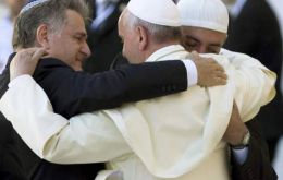 El abrazo con el rabino Abraham Skorka y al líder religioso musulmán Ombar Abboud, los tres argentinos 