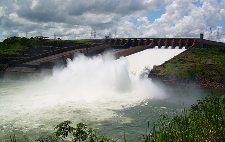 “El caudal afluente al embalse de Itaipú registró el sábado el promedio de 13.806 m3/s” con tendencia a aumentar 