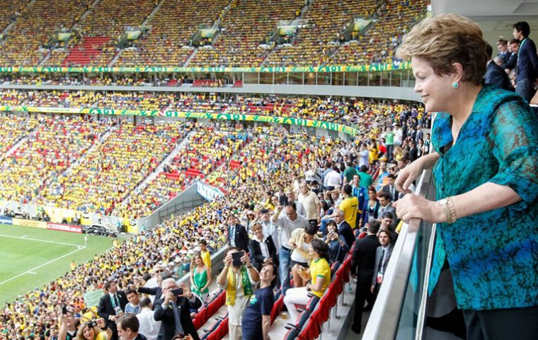 Rousseff aún sin discurso de apertura fue silbada durante la inauguración de la Copa en Sao Paulo 