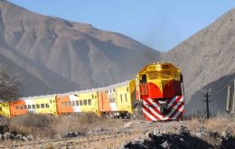 Vistas espectaculares por donde circula el famoso tren en Salta 
