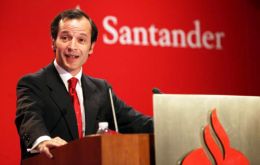 Según Marín, Santander es la primera entidad privada de Argentina y el 70 % de sus activos corresponde a cuentas y comisiones, y solo un 30 % a créditos