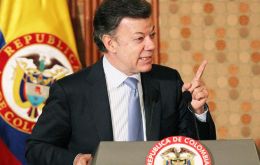 “Vamos a eliminar la reelección presidencial y vamos a extender el periodo presidencial a cinco o seis años”, afirmó el presidente colombiano