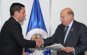 Luis Miguel Hincapié y Jose Miguel Insulza firmaron el acuerdo confirmando a Panamá como sede de la próxima cumbre de las Américas 