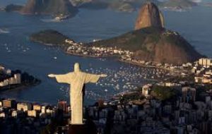 En Brasil, por ejemplo, el país tiene previsto en 2015 un crecimiento del 1,0 %, que es casi una cuarta parte del promedio de crecimiento entre 2004 y 2013″