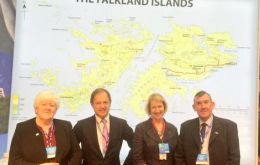 MLA Jan Cheek, Hugo Swire, la representante en Londres Sukey Cameron y MLA Ian Hansen en el puesto de las Falklands en la convención conservadora