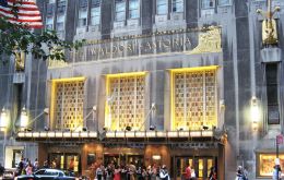 Es un ícono de Nueva York: obra maestra del art deco protegida desde 1993; en su momento llegó a ser el mayor establecimiento hotelero del mundo. 