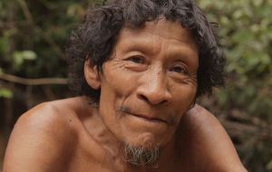 Karapiru, un hombre awá, presenció cómo su familia era masacrada por foráneos, Brasil.