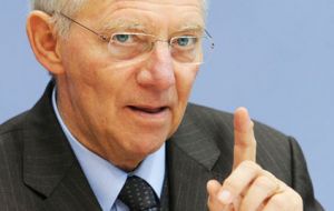 El ministro Schäuble, mantiene la meta de lograr en 2015 un presupuesto con déficit 0, pese a la reducción a la baja de los pronósticos de crecimiento. 