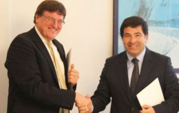 El director de Contribuciones del Gran Ducado de Luxemburgo, Guy Heintz y Ricardo Echegaray de la AFIP Argentina firman el acuerdo 