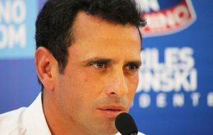 “Nicolás cree que manteniendo a los militares contentos se mantendrá en el poder”, dijo el líder de la oposición Henrique Capriles