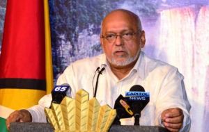 El presidente Ramotar 'prorrogó' (suspendió) el parlamento de Guyana por seis meses temiendo un voto de confianza negativo 