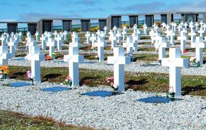 El grupo de antropólogos forenses se ha preparado durante un año para tener la oportunidad de desenterrar los 123 restos sin identificar sepultados en Falklands 