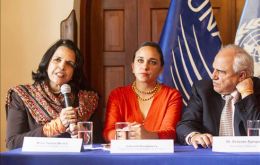 La diputada dominicana Minou Tavárez Mirabal (i) habla junto al secretario general de la Unasur, Ernesto Samper (d), y a la presidenta de la Asamblea de Ecuador Gabriela Rivadeneira (c), en Quito.