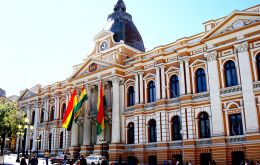 Con menos de un millón de habitantes, principalmente mestizos y aimaras, La Paz es la sede de los poderes ejecutivo y legislativo de Bolivia