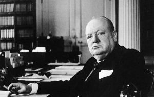 “Las Falklands son muy conocidas y su pérdida sería un golpe muy duro para el imperio”, escribió Churchill. “Por cierto que tendrían que ser retomadas”-