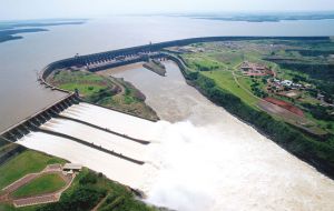 Itaipú es la mayor represa hidroeléctrica del mundo en operaciones y Brasil absorbe casi el 90% de la generación del complejo binacional   