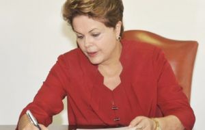 El decreto firmado por Rousseff entra en vigencia el primero de enero y supera la inflación acumulada en 2014, que según la previsión oficial será del 6,5%.