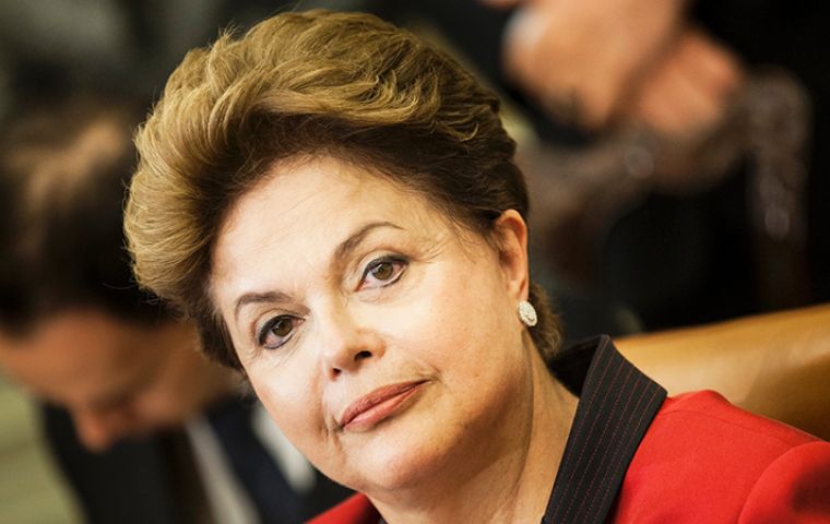 Según Datafolha en tanto 23% de los brasileños evalúa positivamente a la jefe de Estado, un 33% lo considera regular y el 44 % malo o pésimo.