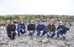El grupo de visita en  la Isla Bleaker rodeado de pinguinos Rockhopper 