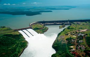 Itaipú suministra casi el 20% de la energía que consume Brasil y además abastece a Paraguay, y es solo superada por las Tres Gargantas de China 
