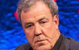 “Tras una pelea con un productor de la BBC, Jeremy Clarkson ha sido suspendido pendiendo una investigación”, informó un portavoz de la cadena.