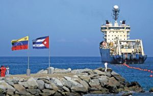 “Cuba ha recibido alrededor de 55.000 barriles diarios desde septiembre, casi la mitad de lo que recibió en 2012”, señaló el reporte. 