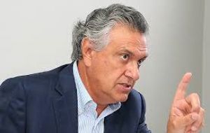 El senador opositor Ronaldo Caiado afirmó que efectivamente la presidenta Rousseff “es una persona con enorme dificultad para relacionarse”. 