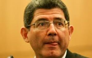 Como “interventor” en la economía, el ministro Joaquim Levy “practica todo aquello que la jefa de Estado combatió a lo largo de todo su primer mandato”, alega Neves. 
