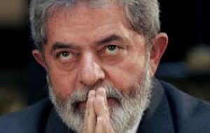 Neves acusó al PT de Lula da Silva de haber promovido un “histórico fraude político” por haberle ofrecido a los electores una situación económica que no se sustenta más. 