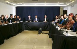 Obama asistió a una mesa redonda con activistas civiles de varios países, entre ellos los opositores cubanos Manuel Cuesta Morúa y Laritza Diversent,