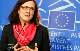 Malmström dijo que el TTIP no afectará la forma en que se prestan los servicios públicos, como salud o educación, sino que permitirá prestarlos con menos costes.