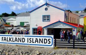 Hay mucha gente “que va y viene todo el tiempo”, exigiendo una 'impresionante' suma de dinero al erario de las Falklands para re-contratar a personal. 