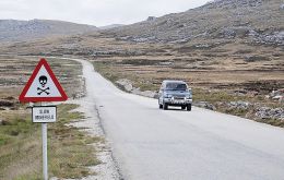 La ruta principal de las Falklands une la capital Stanley con el aeropuerto internacional de MPA distante unas cuarenta millas