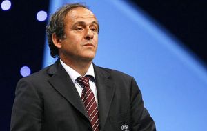 Michel Platini, presidente de UEFA y favorito para reemplazar a Blatter, dijo: “Fue una decisión difícil, una decisión valiente, y la decisión correcta”.