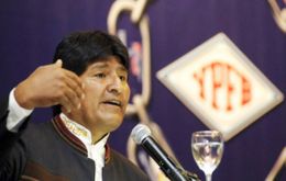 Morales hizo el anuncio del descubrimiento: labor conjunta de la  petrolera YPFB Andina, que incluye al Estado boliviano (51%) y Repsol (48,3%).