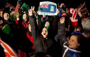 En marzo de 2013, Falklands celebró un referendo sobre su estatus y futuro y la abrumadora mayoría optó por seguir como Territorio Británico de Ultramar