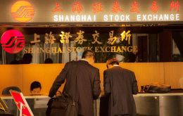 El principal índice de Shanghái cayó un 5,77% hasta los 3.686,92 puntos, con lo que acumula una caída de cerca del 30% en las últimas tres semanas.