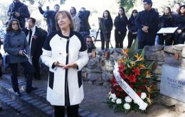 La ministra de Educación y Cultura, María Julia Muñoz durante la ceremonia en el monumento “Raoul Gustaf Wallenberg” en Montevideo. 