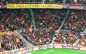 En marzo, ante el Manchester City, hubo otro incidente con la “pancarta ilegal”: “Prou atacs a l'esport català” (Basta ya de ataques al deporte catalán).