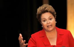 Rousseff lucha por su presidencia en medio del peor desempeño económico en 25 años y la crisis política provocada por el escándalo de sobornos en Petrobras